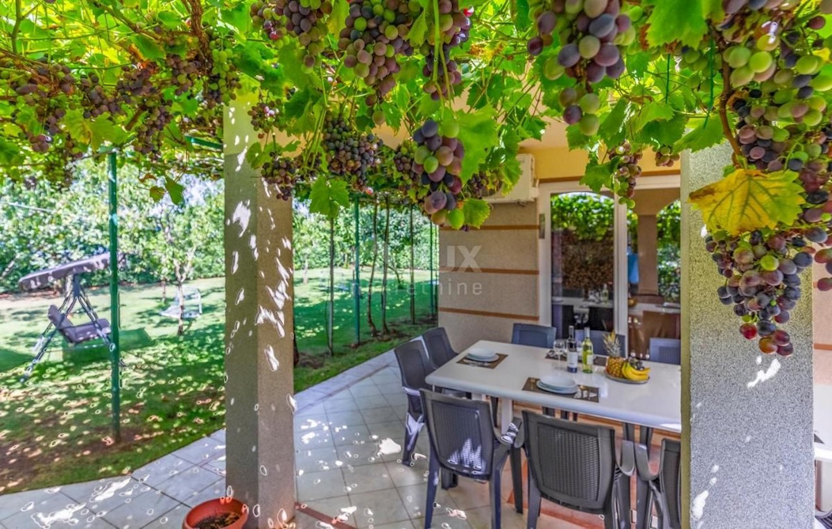 ISTRIA, PULA Villa con piscina e 2 appartamenti su un ampio terreno di 1700 m2