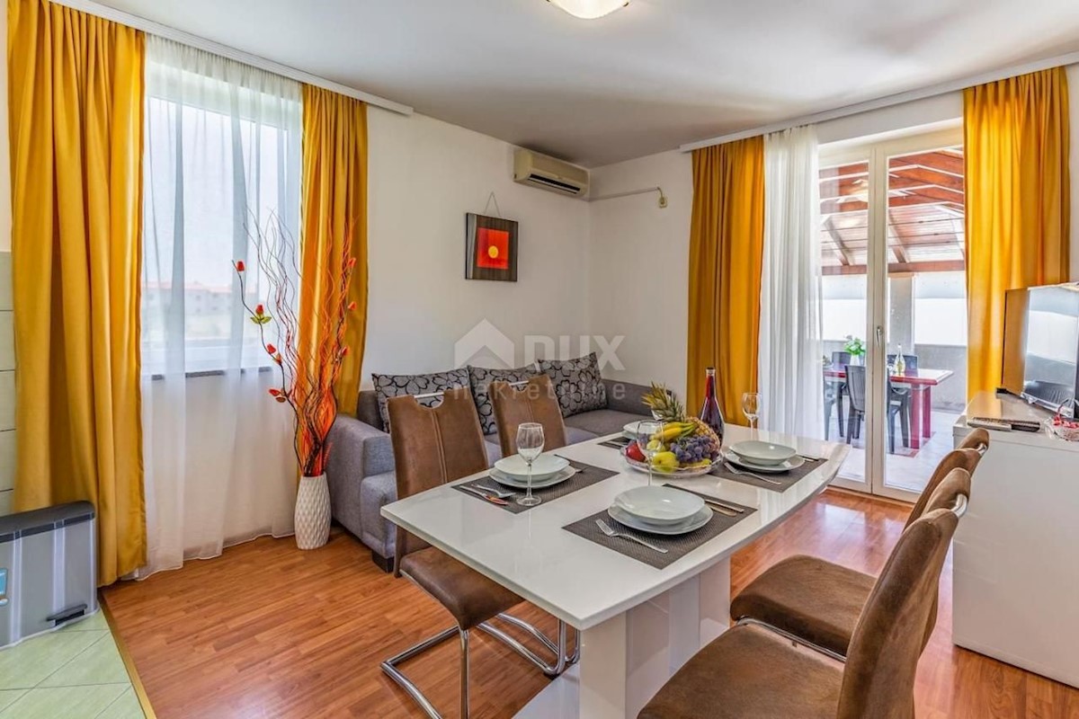 ISTRIA, PULA Villa con piscina e 2 appartamenti su un ampio terreno di 1700 m2