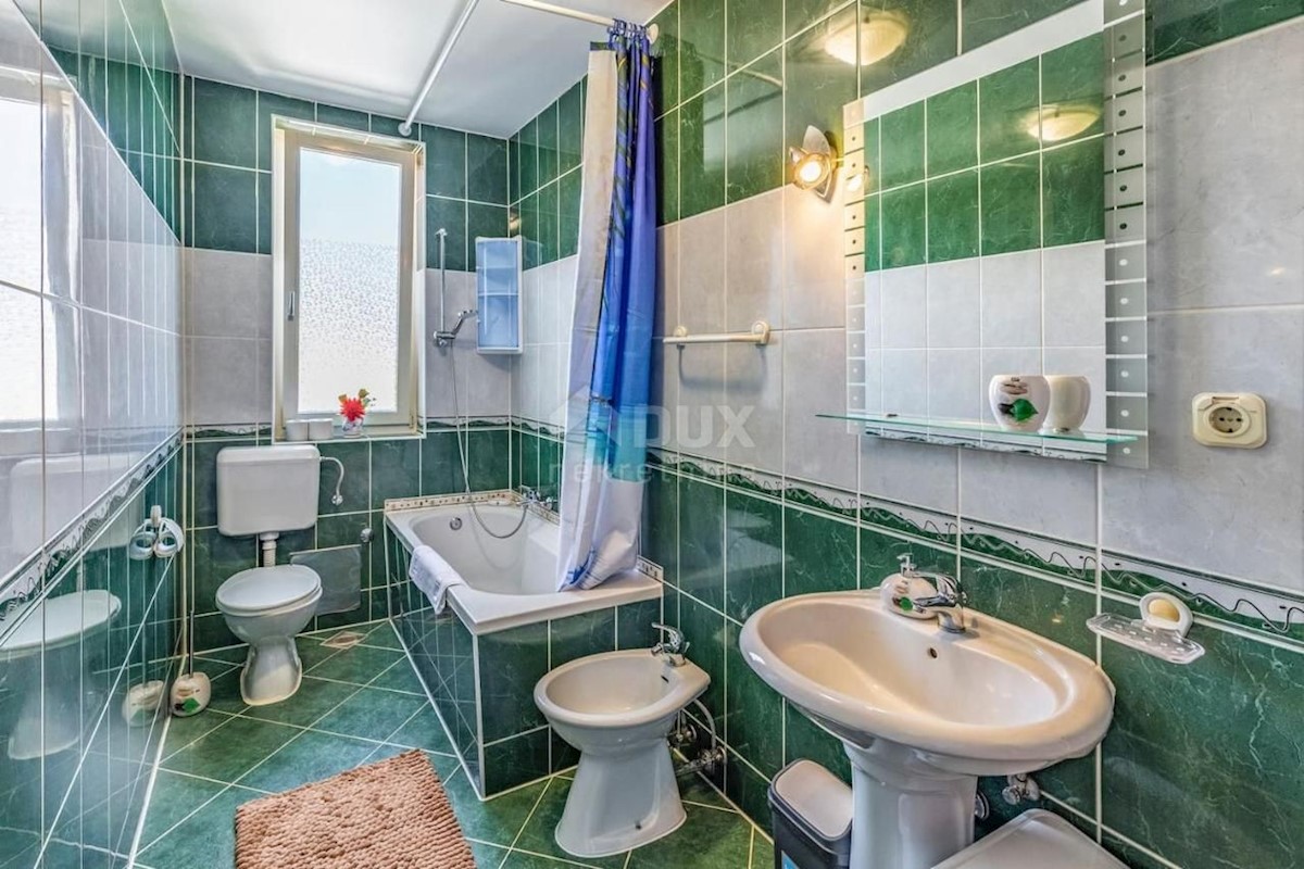 ISTRIA, PULA Villa con piscina e 2 appartamenti su un ampio terreno di 1700 m2