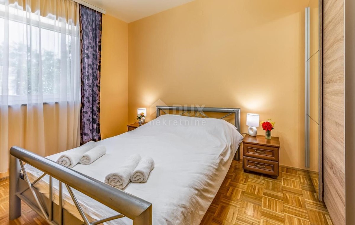 ISTRIA, PULA Villa con piscina e 2 appartamenti su un ampio terreno di 1700 m2