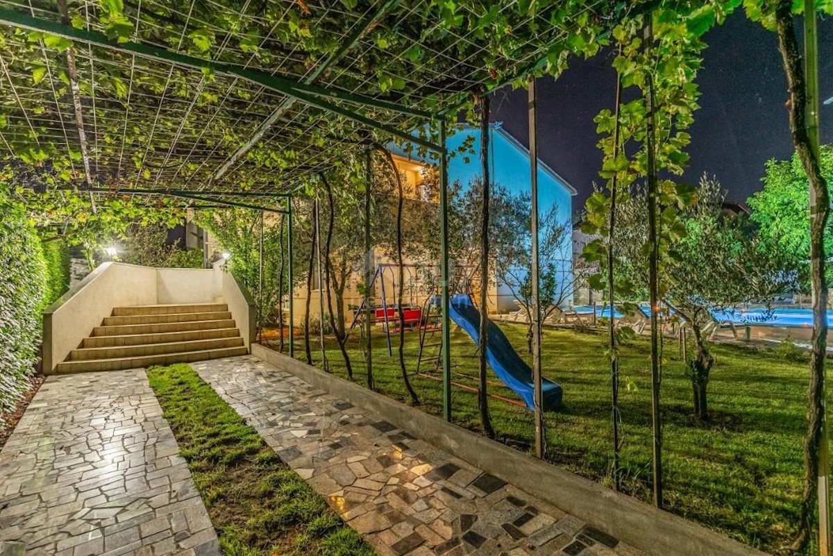 ISTRIA, PULA Villa con piscina e 2 appartamenti su un ampio terreno di 1700 m2