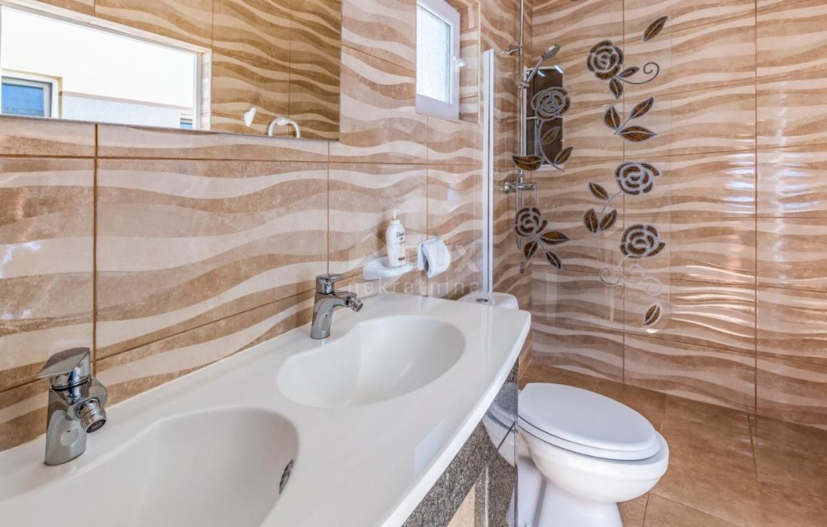 ISTRIA, PULA Villa con piscina e 2 appartamenti su un ampio terreno di 1700 m2