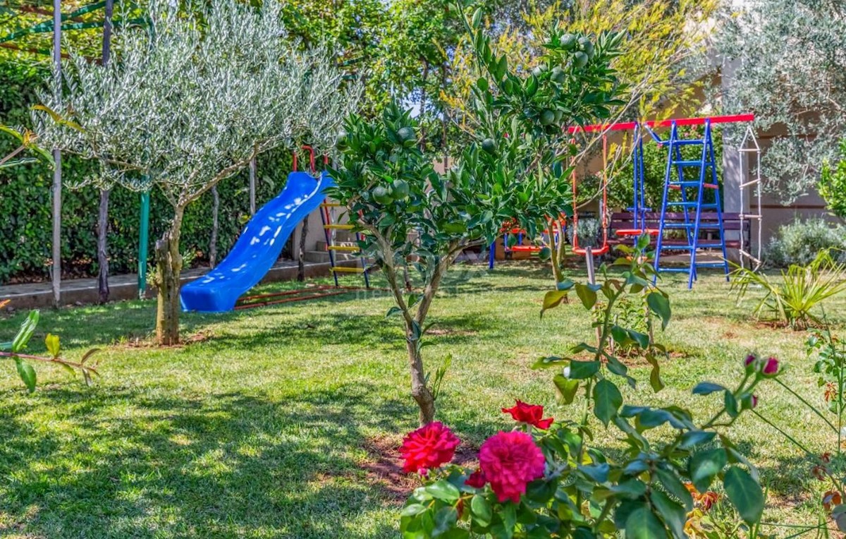 ISTRIA, PULA Villa con piscina e 2 appartamenti su un ampio terreno di 1700 m2