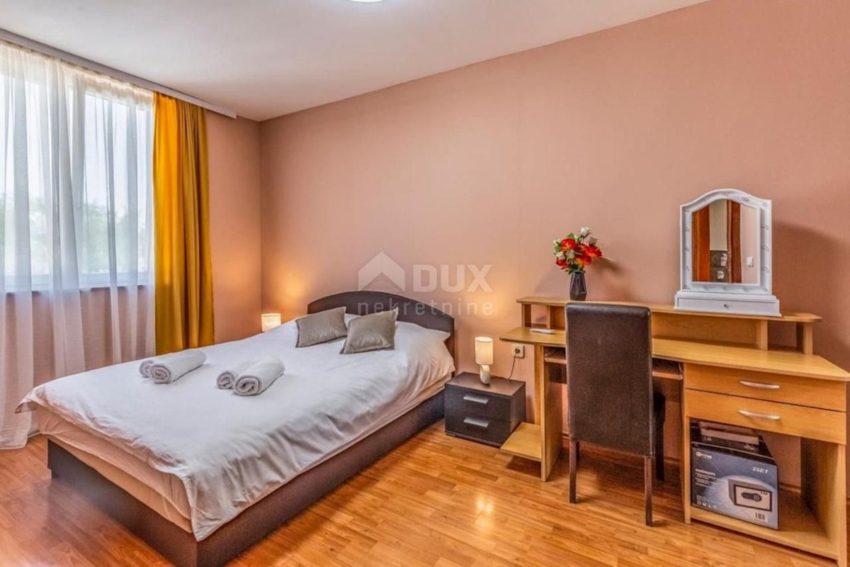 ISTRIA, PULA Villa con piscina e 2 appartamenti su un ampio terreno di 1700 m2