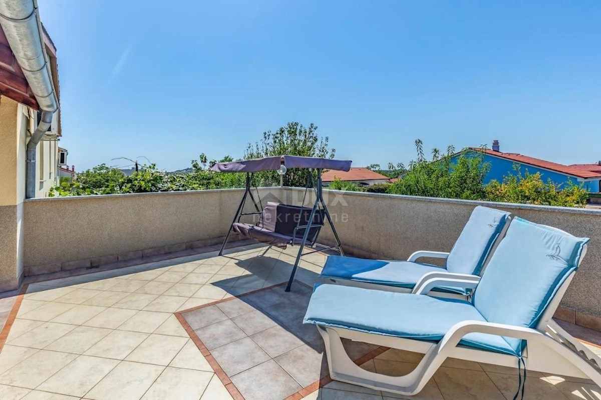 ISTRIA, PULA Villa con piscina e 2 appartamenti su un ampio terreno di 1700 m2