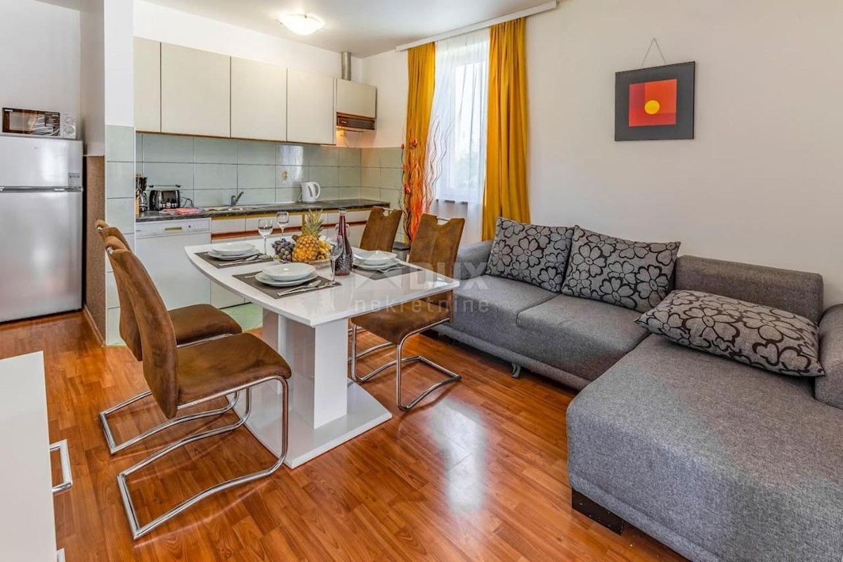 ISTRIA, PULA Villa con piscina e 2 appartamenti su un ampio terreno di 1700 m2