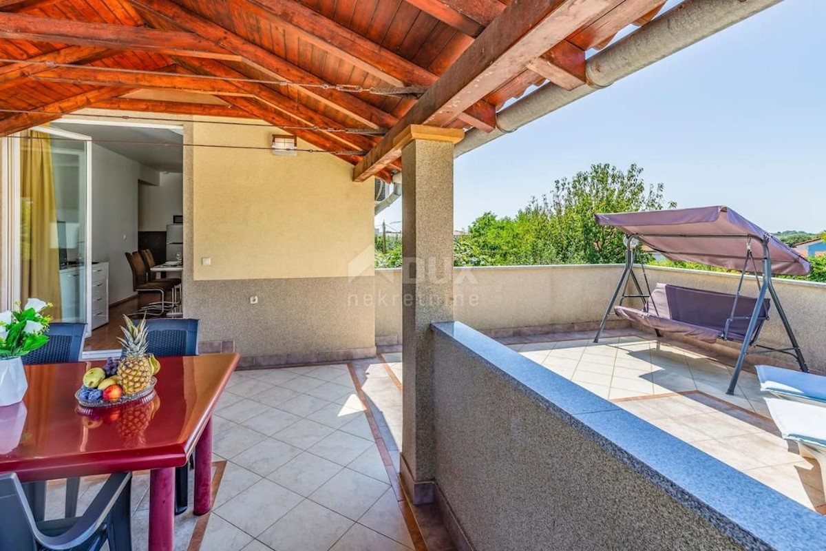 ISTRIA, PULA Villa con piscina e 2 appartamenti su un ampio terreno di 1700 m2