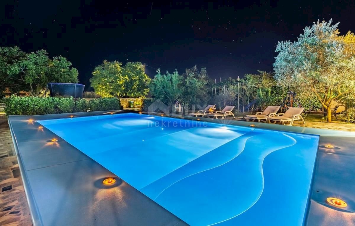 ISTRIA, PULA Villa con piscina e 2 appartamenti su un ampio terreno di 1700 m2