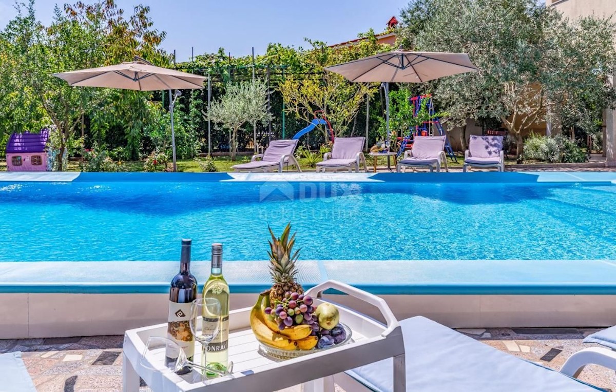 ISTRIA, PULA Villa con piscina e 2 appartamenti su un ampio terreno di 1700 m2