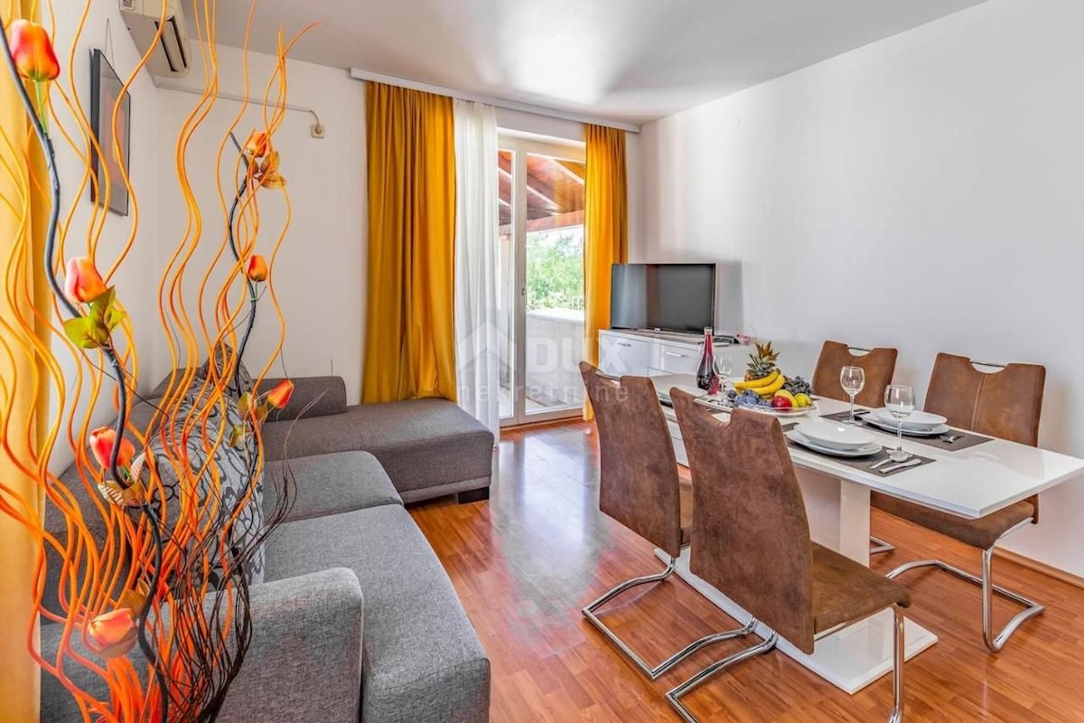 ISTRIA, PULA Villa con piscina e 2 appartamenti su un ampio terreno di 1700 m2