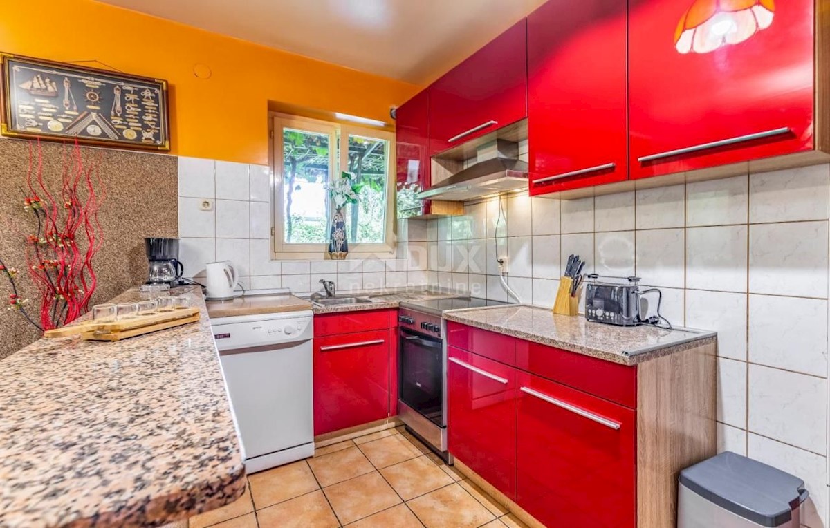 ISTRIA, PULA Villa con piscina e 2 appartamenti su un ampio terreno di 1700 m2