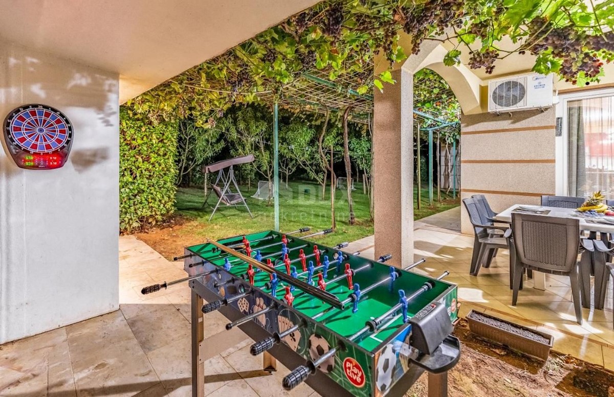 ISTRIA, PULA Villa con piscina e 2 appartamenti su un ampio terreno di 1700 m2