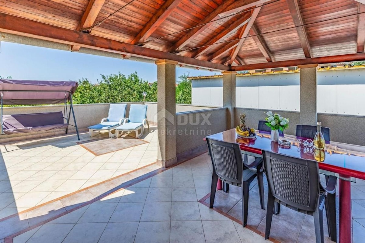 ISTRIA, PULA Villa con piscina e 2 appartamenti su un ampio terreno di 1700 m2