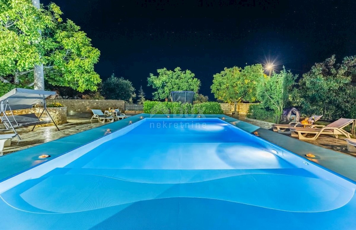 ISTRIA, PULA Villa con piscina e 2 appartamenti su un ampio terreno di 1700 m2