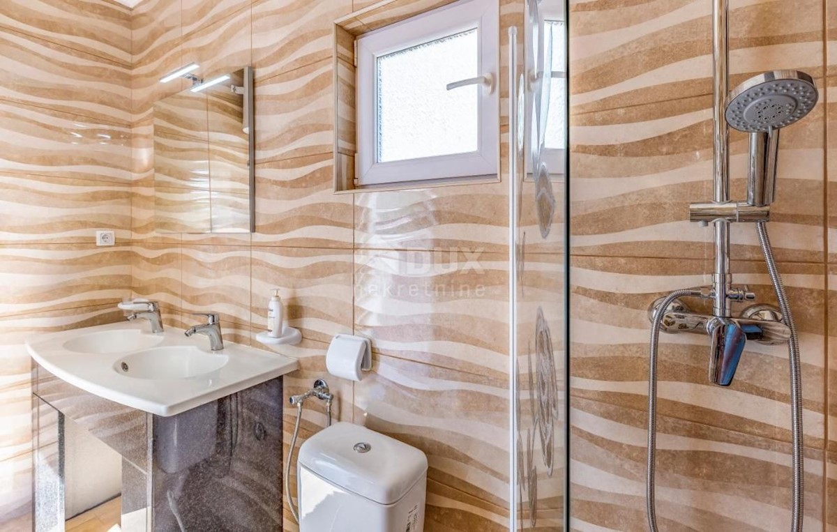 ISTRIA, PULA Villa con piscina e 2 appartamenti su un ampio terreno di 1700 m2
