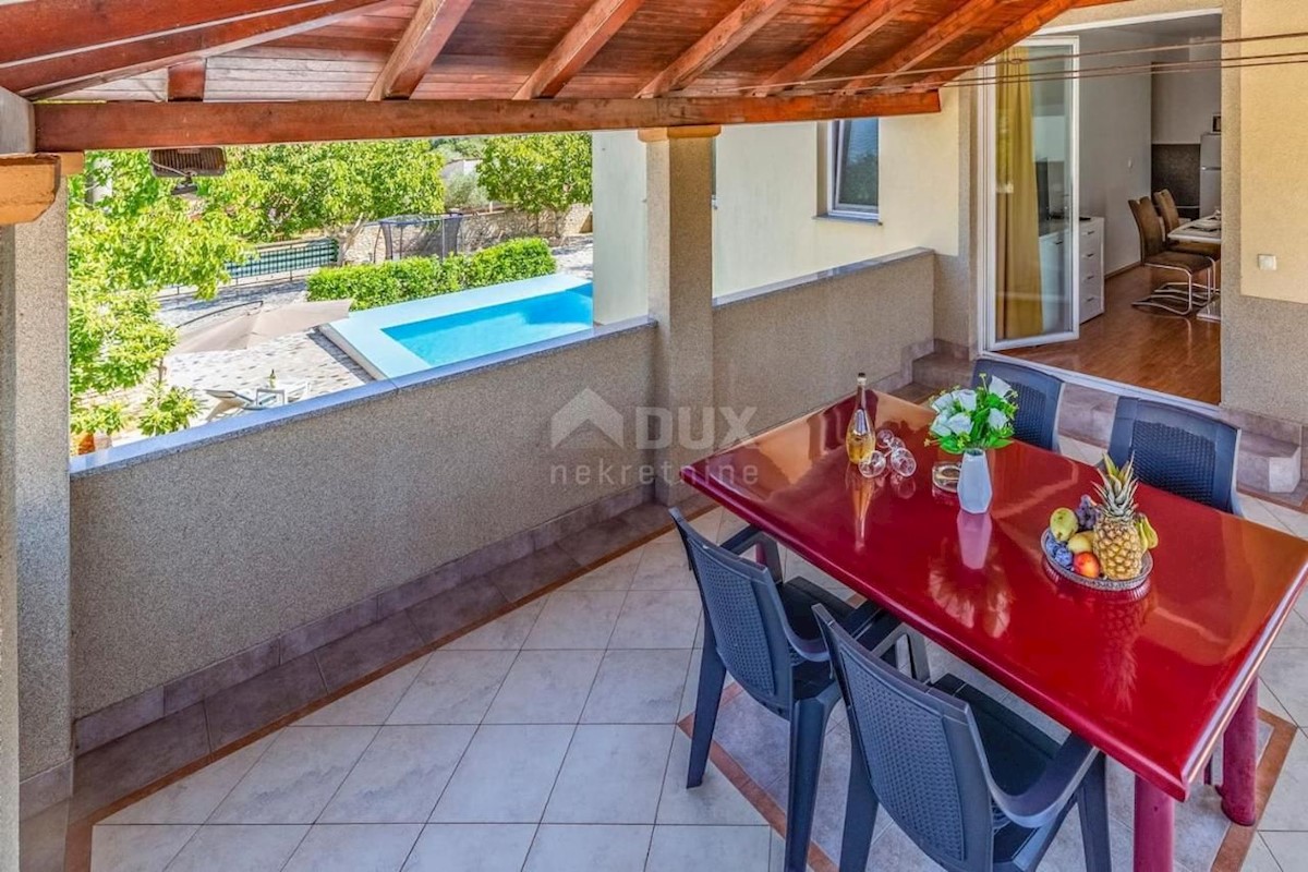 ISTRIA, PULA Villa con piscina e 2 appartamenti su un ampio terreno di 1700 m2