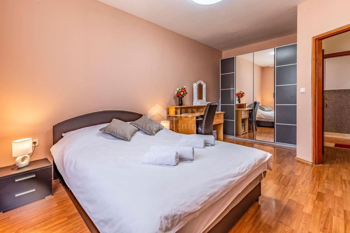 ISTRIA, PULA Villa con piscina e 2 appartamenti su un ampio terreno di 1700 m2