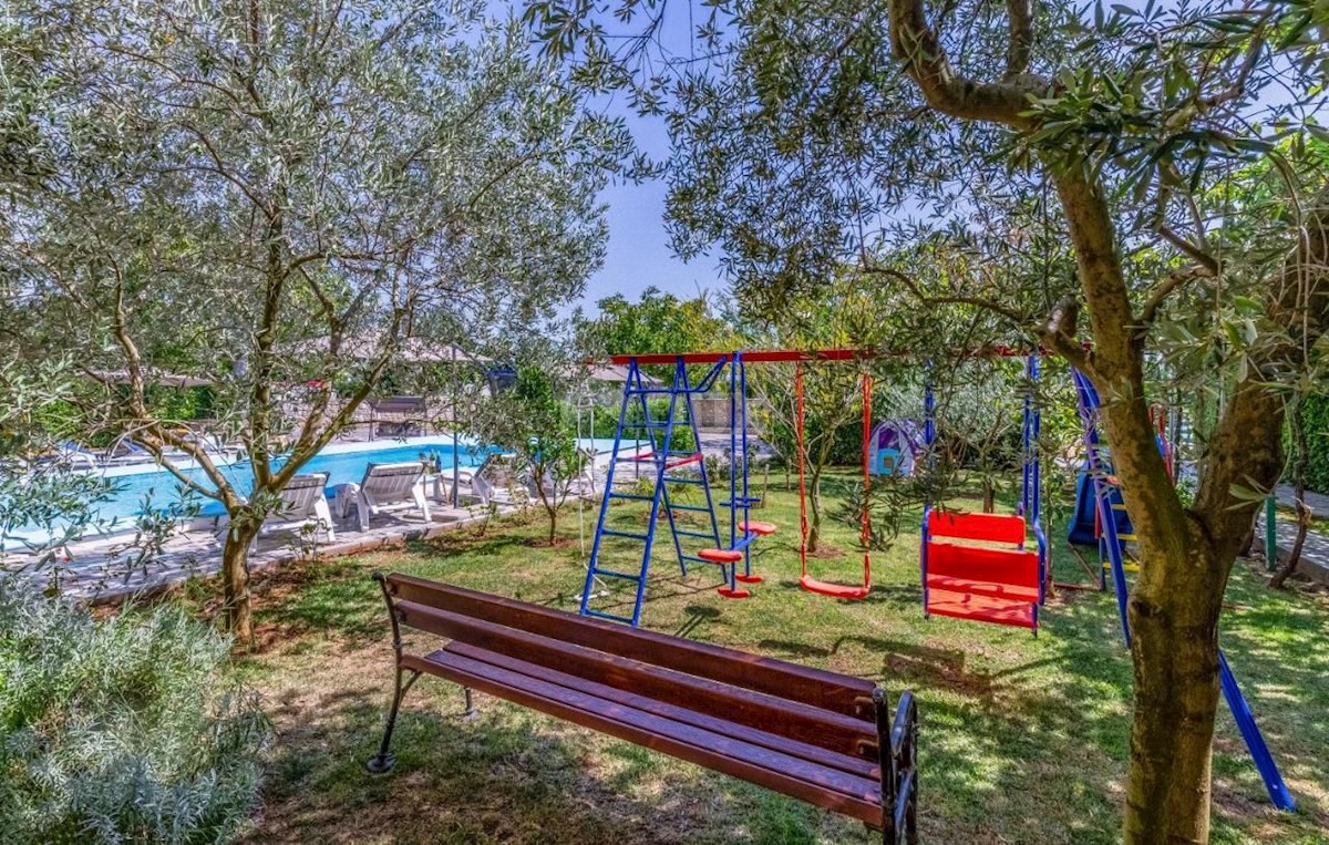 ISTRIA, PULA Villa con piscina e 2 appartamenti su un ampio terreno di 1700 m2