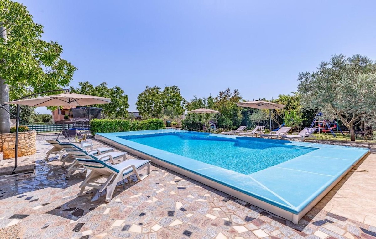 ISTRIA, PULA Villa con piscina e 2 appartamenti su un ampio terreno di 1700 m2