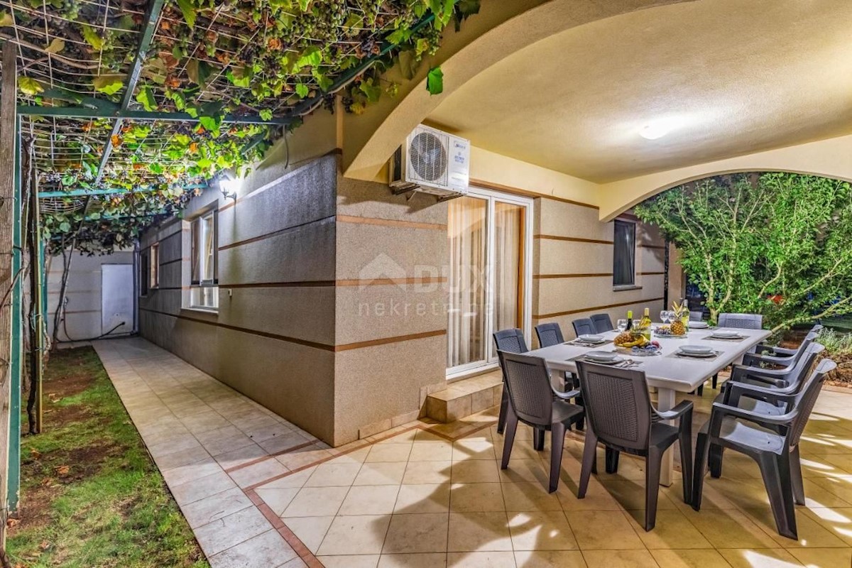ISTRIA, PULA Villa con piscina e 2 appartamenti su un ampio terreno di 1700 m2