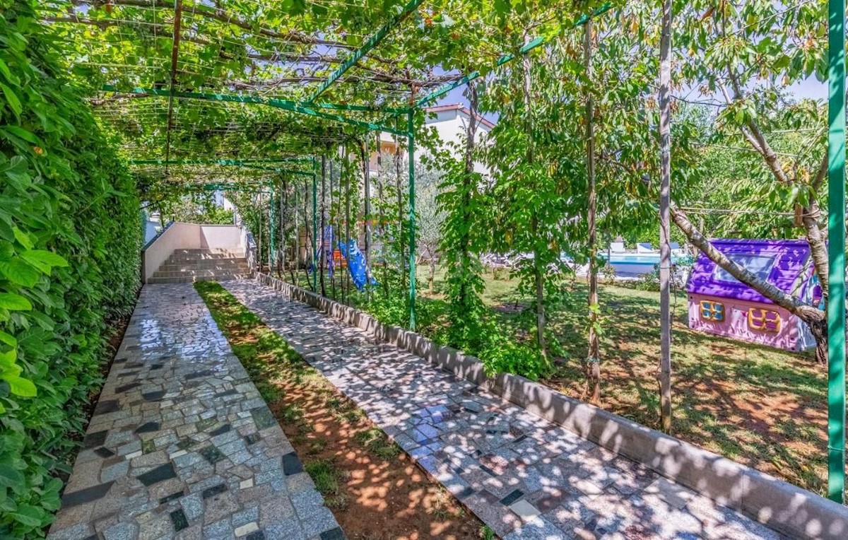 ISTRIA, PULA Villa con piscina e 2 appartamenti su un ampio terreno di 1700 m2