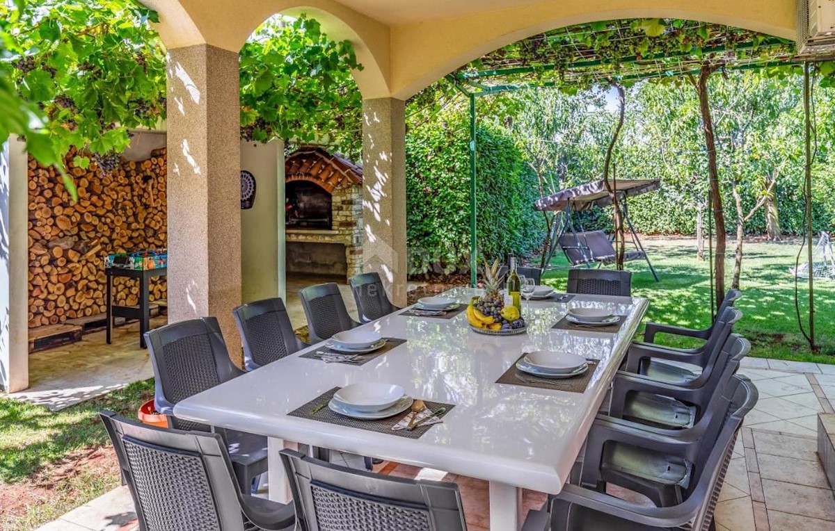 ISTRIA, PULA Villa con piscina e 2 appartamenti su un ampio terreno di 1700 m2