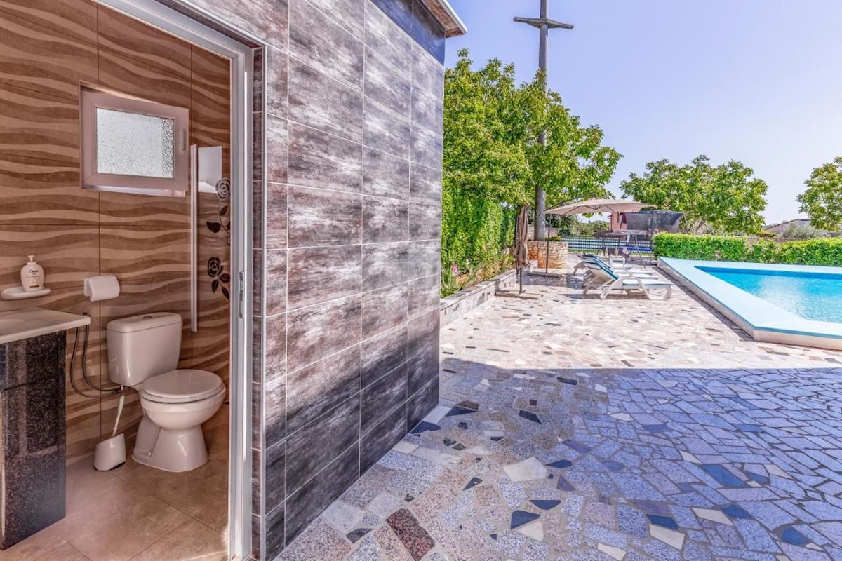 ISTRIA, PULA Villa con piscina e 2 appartamenti su un ampio terreno di 1700 m2