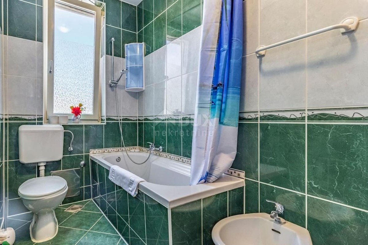 ISTRIA, PULA Villa con piscina e 2 appartamenti su un ampio terreno di 1700 m2