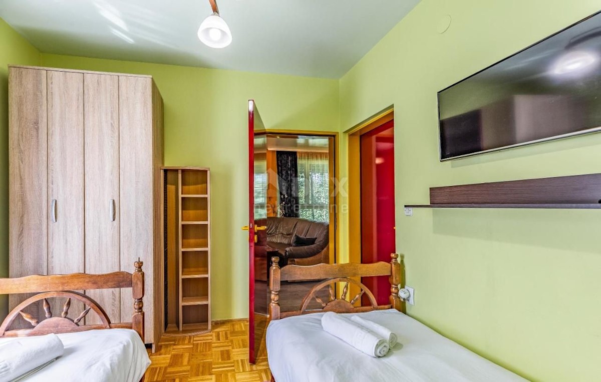 ISTRIA, PULA Villa con piscina e 2 appartamenti su un ampio terreno di 1700 m2