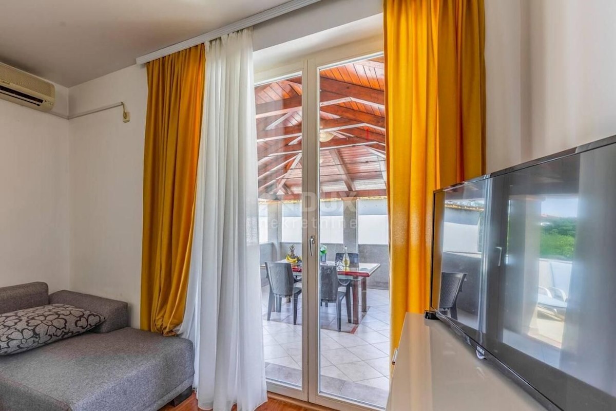 ISTRIA, PULA Villa con piscina e 2 appartamenti su un ampio terreno di 1700 m2