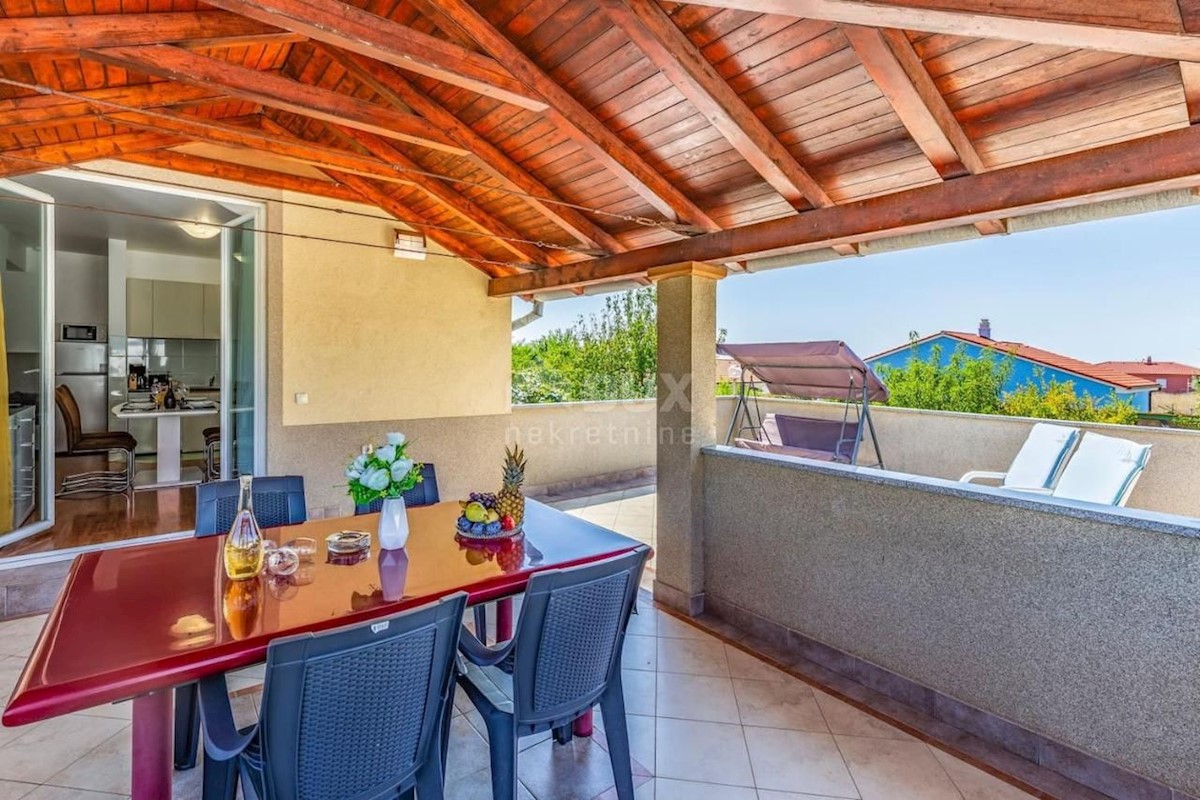 ISTRIA, PULA Villa con piscina e 2 appartamenti su un ampio terreno di 1700 m2