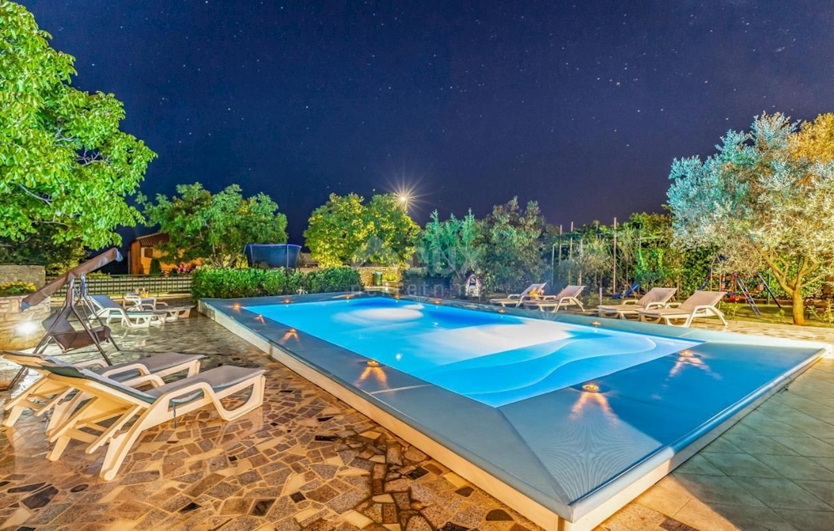 ISTRIA, PULA Villa con piscina e 2 appartamenti su un ampio terreno di 1700 m2