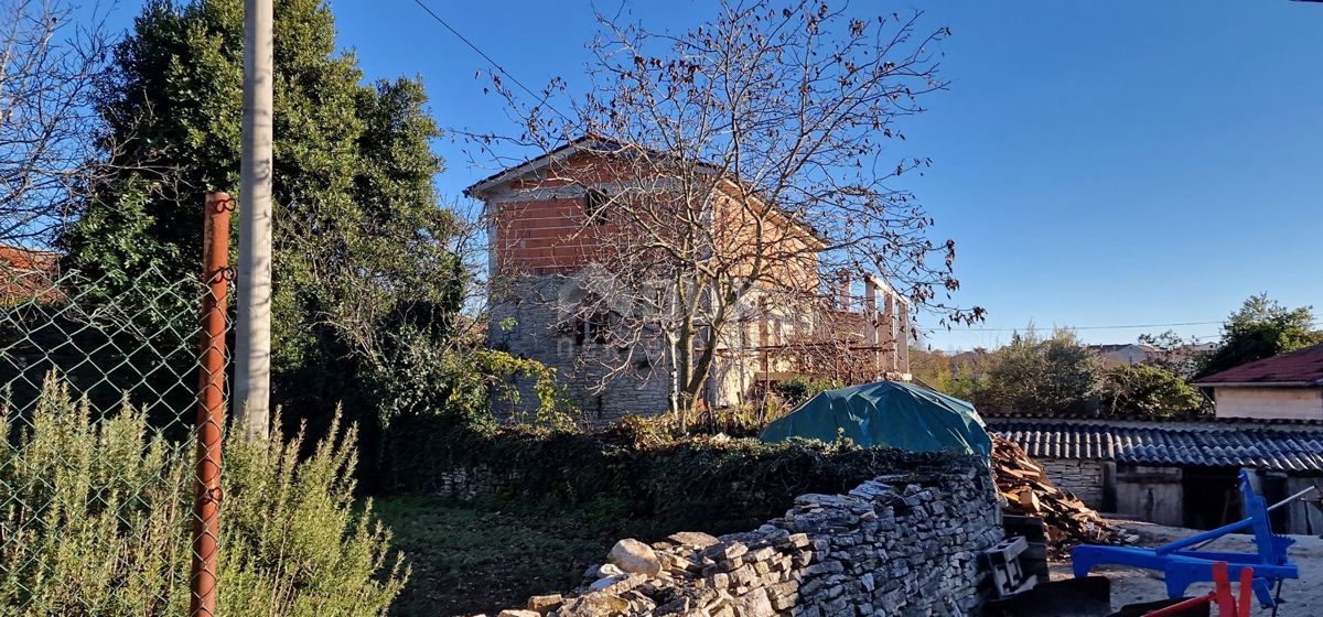 ISTRIA, KANFANAR - Iniziata la ristrutturazione di una casa bifamiliare in pietra in centro