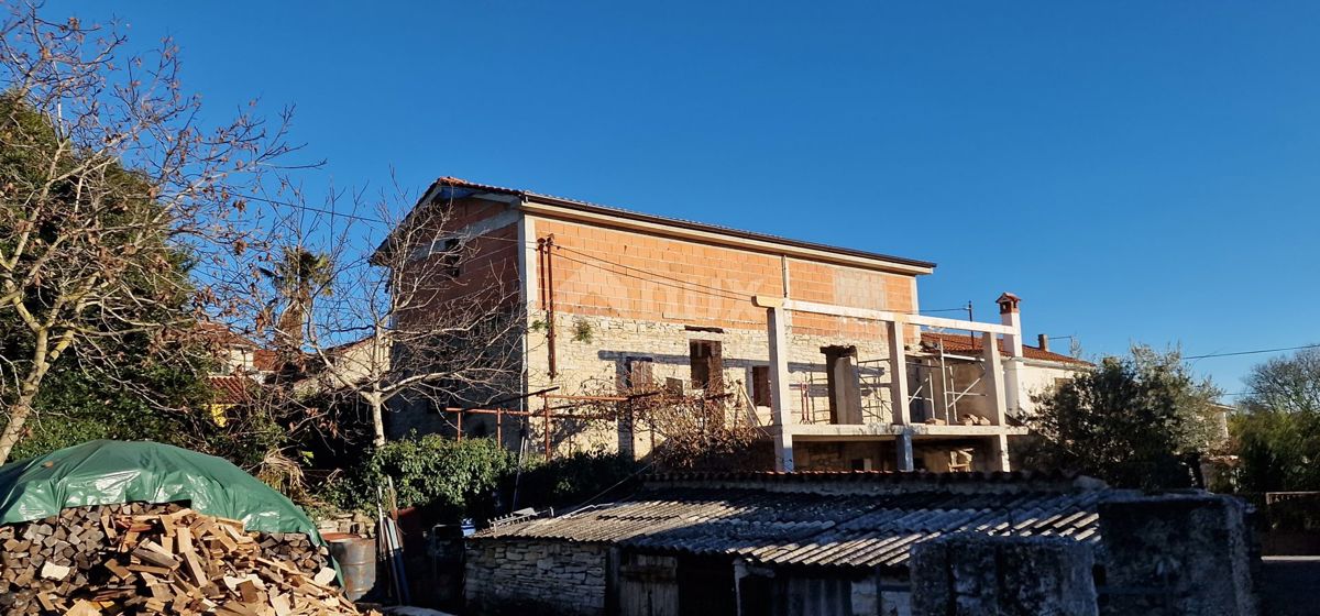 ISTRIA, KANFANAR - Iniziata la ristrutturazione di una casa bifamiliare in pietra in centro