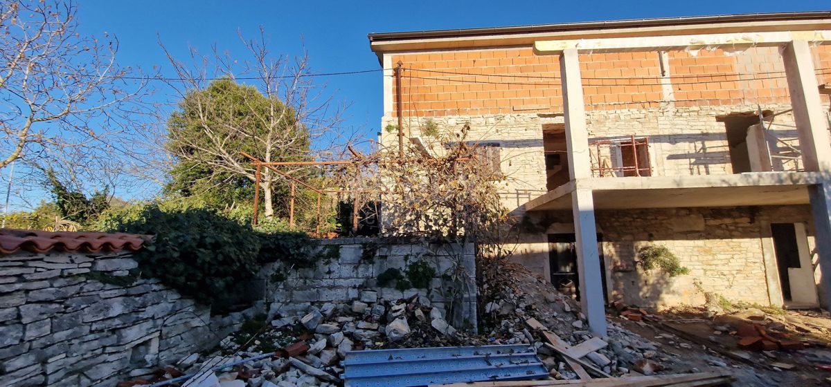 ISTRIA, KANFANAR - Iniziata la ristrutturazione di una casa bifamiliare in pietra in centro