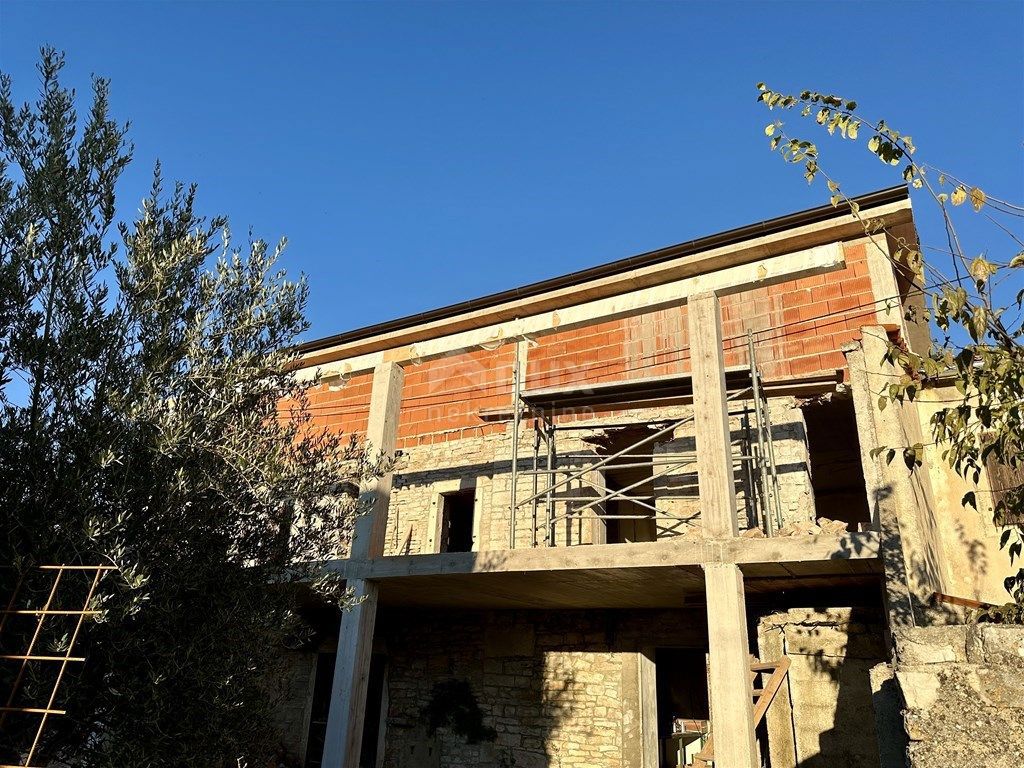 ISTRIA, KANFANAR - Iniziata la ristrutturazione di una casa bifamiliare in pietra in centro