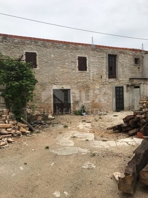 ISTRIA, KANFANAR - Iniziata la ristrutturazione di una casa bifamiliare in pietra in centro