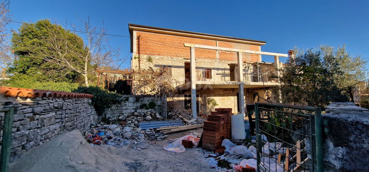 ISTRIA, KANFANAR - Iniziata la ristrutturazione di una casa bifamiliare in pietra in centro