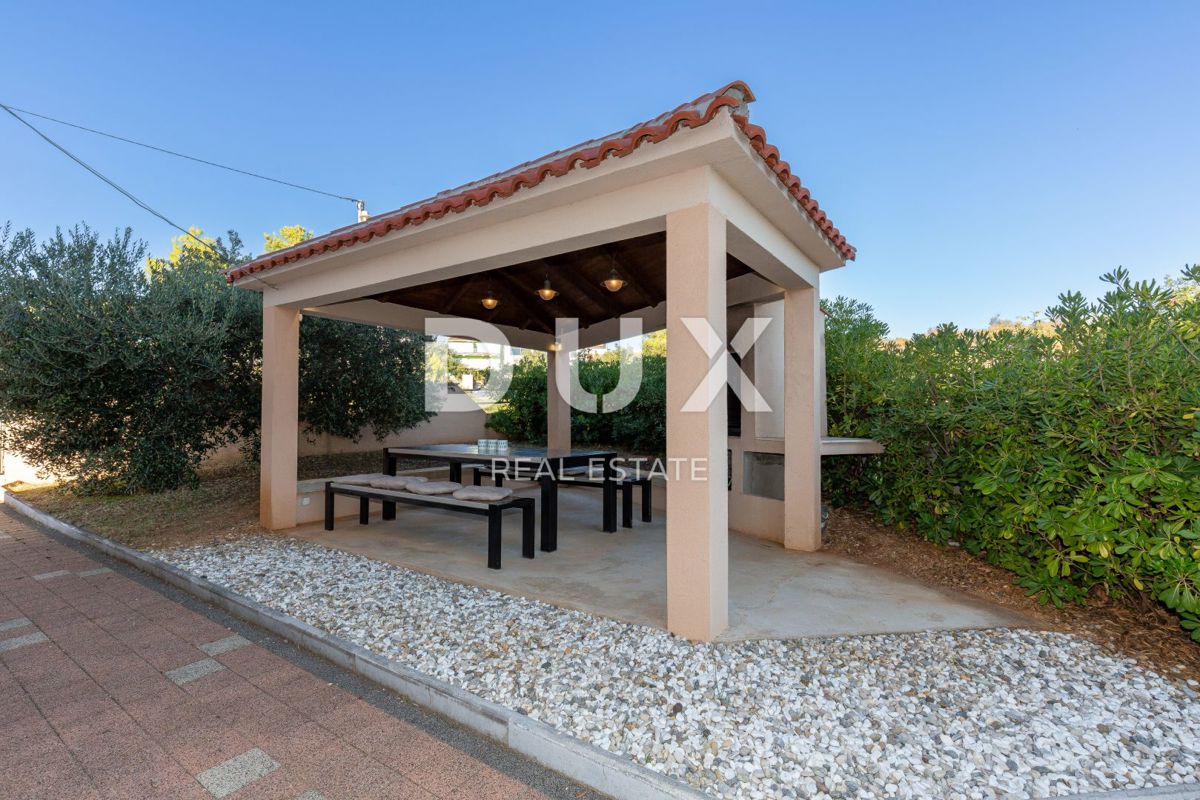 BIOGRAD, SVETI FILIP I JAKOV - Palazzina con piscina e vista mare