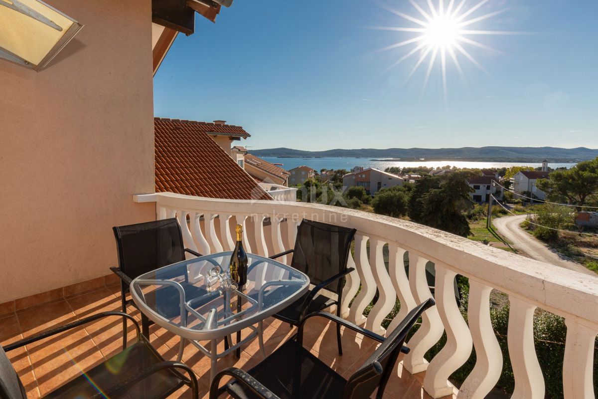 BIOGRAD, SVETI FILIP I JAKOV - Palazzina con piscina e vista mare