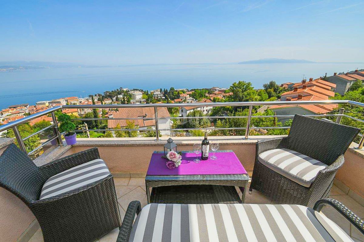 OPATIJA, CENTRO - ampio appartamento su due piani 122m2 con vista panoramica sul mare, due garage, vicino al centro