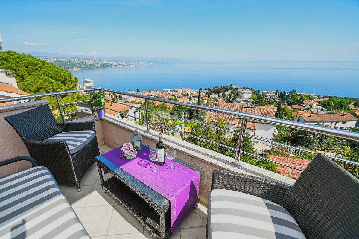 OPATIJA, CENTRO - ampio appartamento su due piani 122m2 con vista panoramica sul mare, due garage, vicino al centro