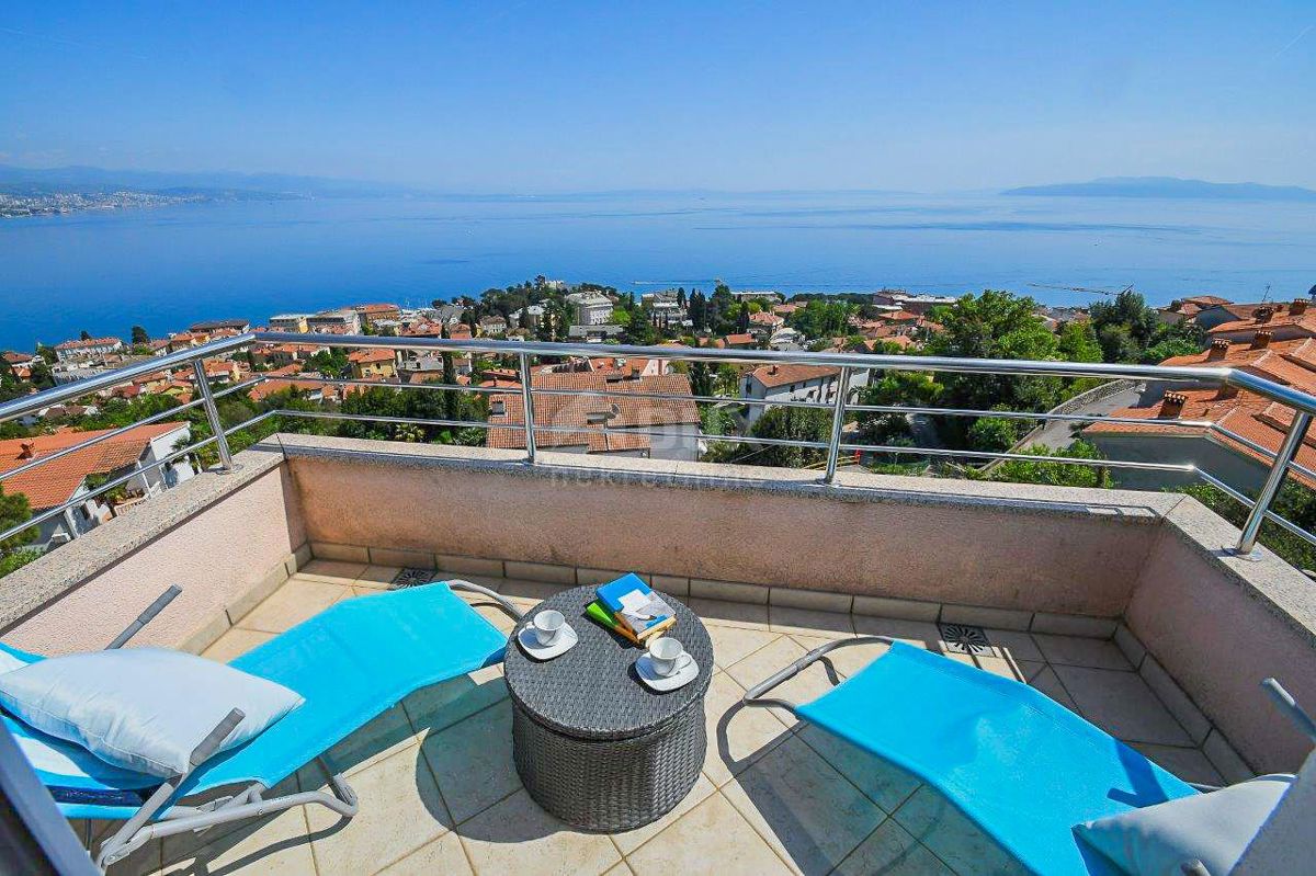 OPATIJA, CENTRO - ampio appartamento su due piani 122m2 con vista panoramica sul mare, due garage, vicino al centro