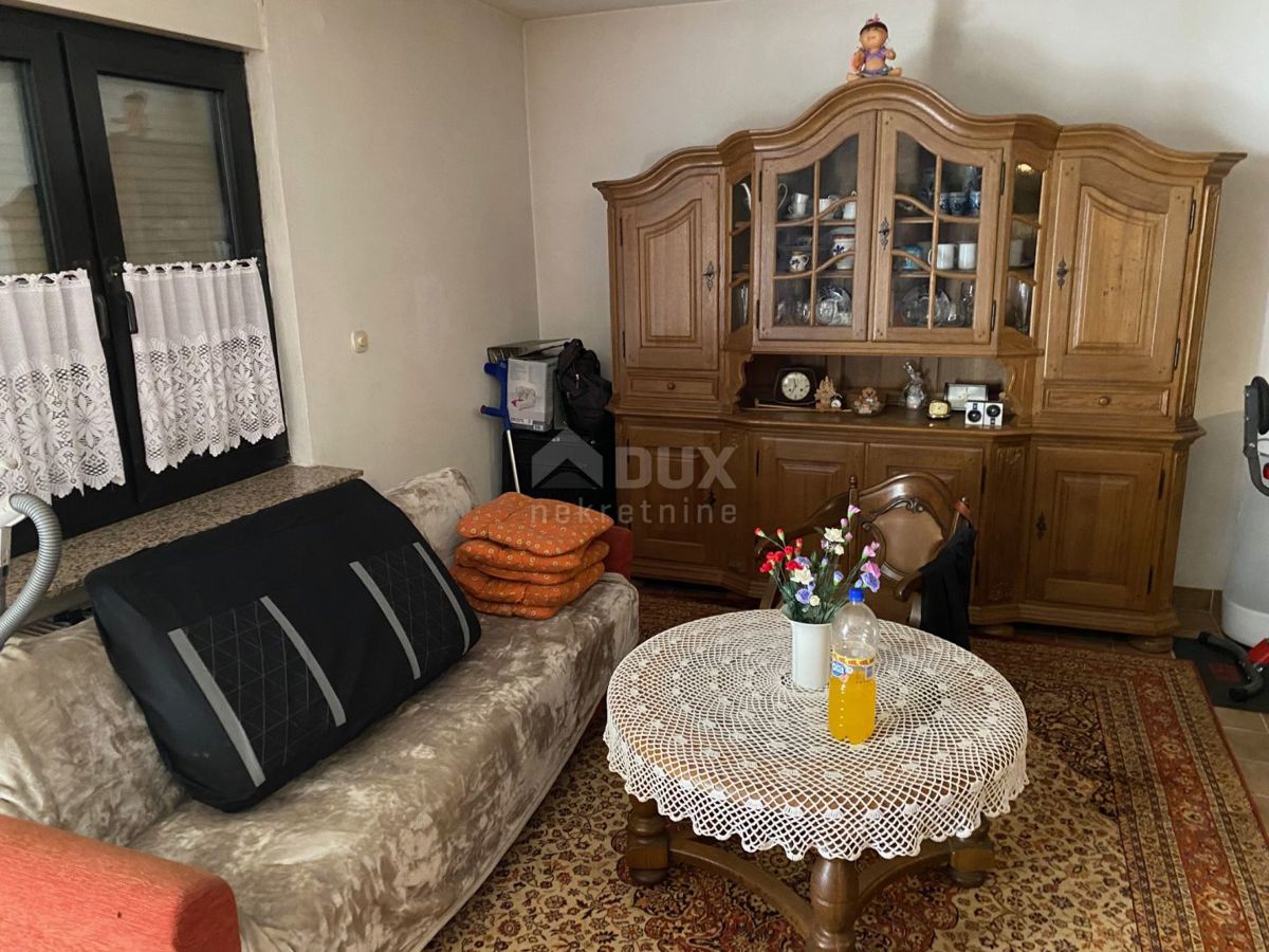 RIJEKA, VIŠKOVO - CASA SU 3 PIANI + CORTILE CON 2 APPARTAMENTI E GARAGE!!! OPPORTUNITÀ!!!