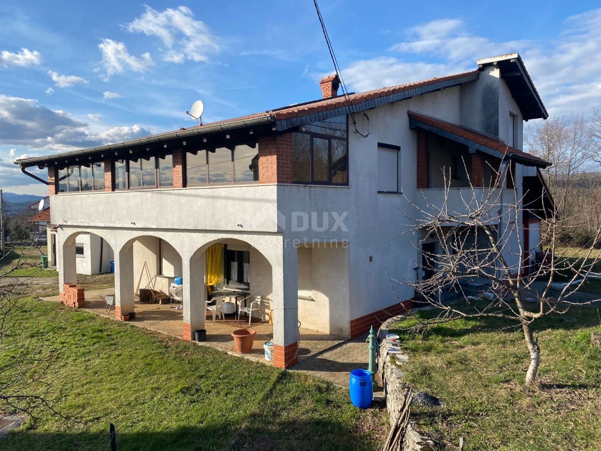 RIJEKA, VIŠKOVO - CASA SU 3 PIANI + CORTILE CON 2 APPARTAMENTI E GARAGE!!! OPPORTUNITÀ!!!