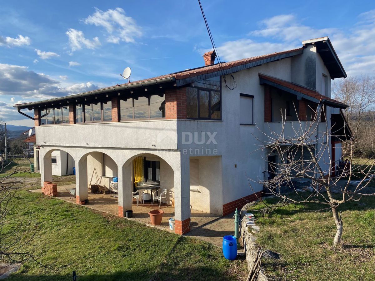 RIJEKA, VIŠKOVO - CASA SU 3 PIANI + CORTILE CON 2 APPARTAMENTI E GARAGE!!! OPPORTUNITÀ!!!