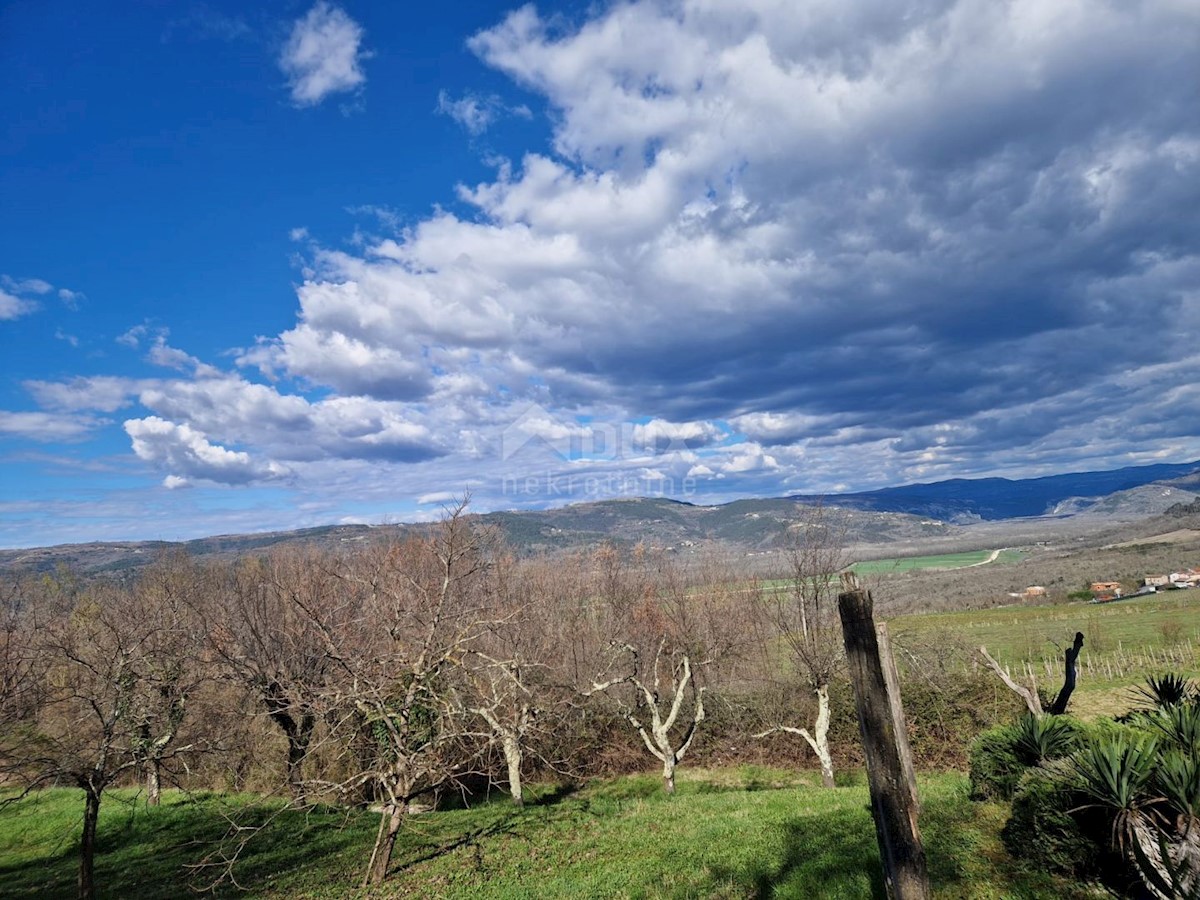 ISTRIA, MOTOVUN - Terreno con vista impressionante