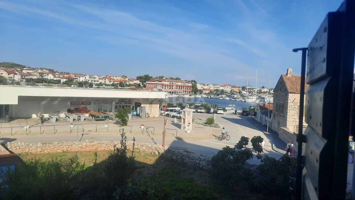 TRIBUNJ, VODICE - Casa in pietra unica nel cuore di Tribunj: ideale opportunità di investimento