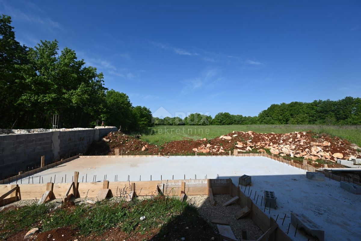 ISTRIA, SVETVINČENAT Piano terra in zona appartata con tanto verde!