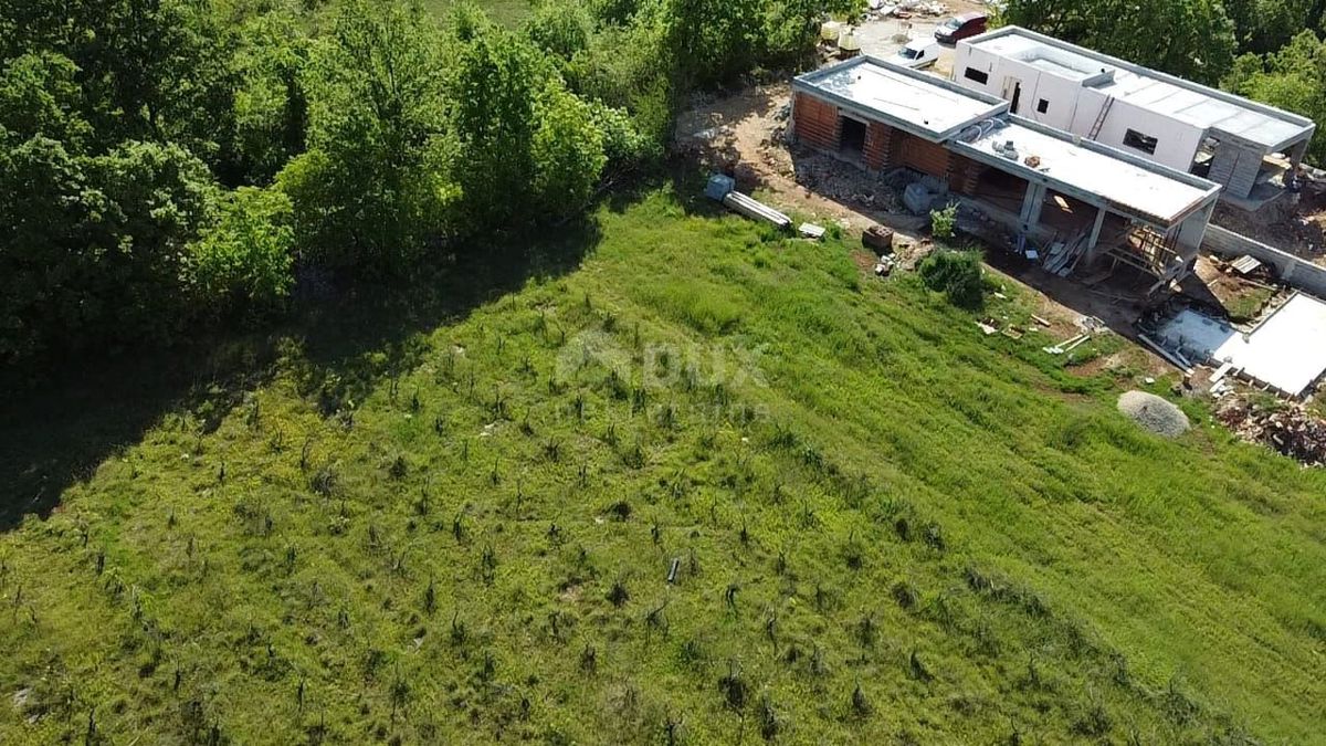 ISTRIA, SVETVINČENAT Piano terra in zona appartata con tanto verde!